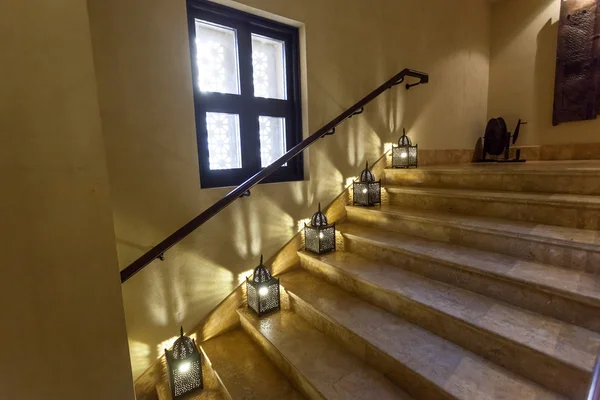 Escadaria com lâmpadas orientais — Fotografia de Stock