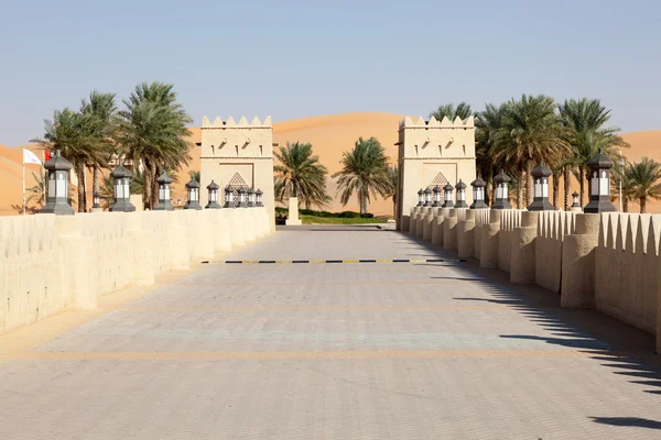 Hotel in Arabische stijl in de woestijn. Abu Dhabi, Verenigde Arabische Emiraten — Stockfoto