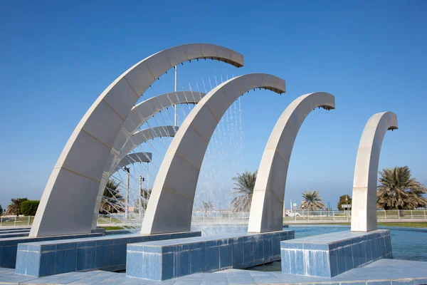 Fontein op de corniche in Abu Dhabi, Verenigde Arabische Emiraten — Stockfoto