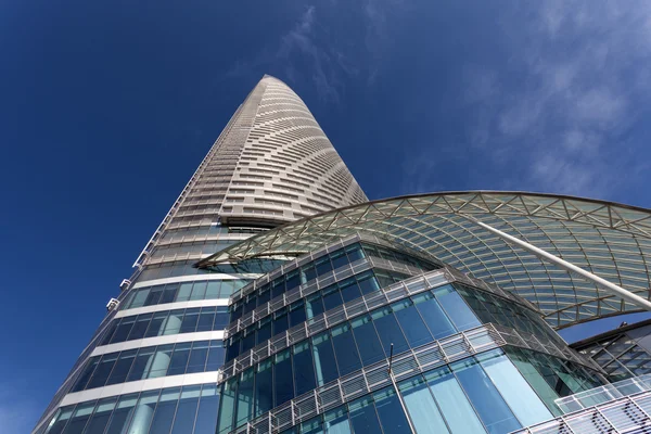 Skyscraper in Abu Dhabi, United Arab Emirates — Stock Photo, Image