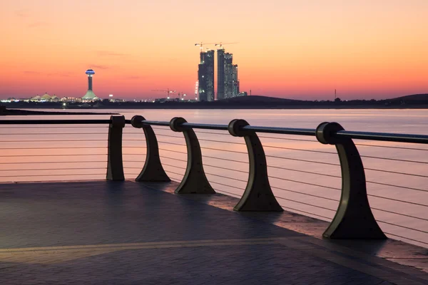 Corniche στο Αμπού Ντάμπι στο ηλιοβασίλεμα. Ηνωμένα Αραβικά Εμιράτα — Φωτογραφία Αρχείου