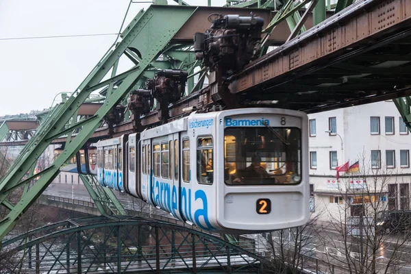 WUPPERTAL, GERMANIA - GEN 25: Wuppertal Suspension Railway (Wuppertaler Schwebebahn). La storica Ferrovia è stata inaugurata nel 1901 ed è ancora oggi in uso. 26 gennaio 2015 a Wuppertal, Germania — Foto Stock