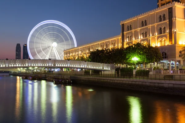 Sharjah, uae - 20. Dezember: Auge des Riesenrads der Emirate in Sharjah City bei Nacht. 20. Dezember 2014 in Sharjah, Vereinigte Arabische Emirate — Stockfoto