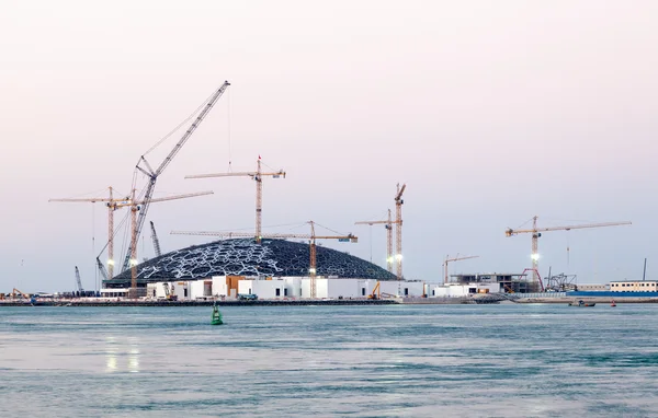 ABU DHABI, Emiratos Árabes Unidos - DIC 21: Sitio de construcción del museo Louvre Abu Dhabi. 19 de diciembre de 2014 en Abu Dhabi, Emiratos Árabes Unidos — Foto de Stock