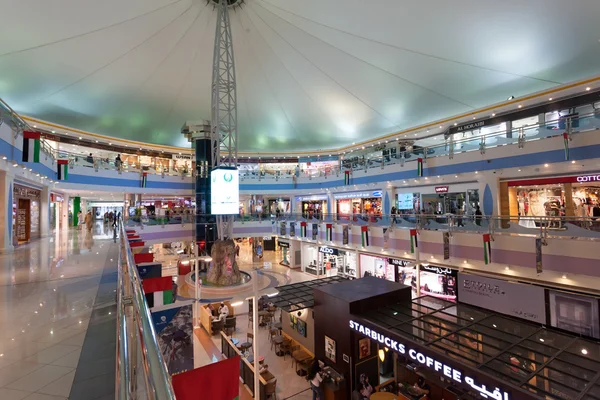 ABU DHABI - DEC 21: Interior of the Marina Mall in Abu Dhabi. December 21, 2014 in Abu Dhabi, United Arab Emirates — Stock Photo, Image