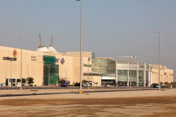 Abu Dhabi - 22 Dec: De Dalma Mall in Abu Dhabi. Het winkelcentrum is gelegen aan de snelweg Abu Dhabi-Tarif-Al Ain. 22 december 2014 in Abu Dhabi, Verenigde Arabische Emiraten — Stockfoto