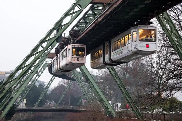 Wuppertal, Duitsland - 25 Jan: Wuppertal schorsing Railway (Wuppertaler Borussia Schwebebahn). De historische Railway werd geopend in 1901 en vandaag nog steeds in gebruik is. 26 januari 2015 in Wuppertal, Duitsland — Stockfoto