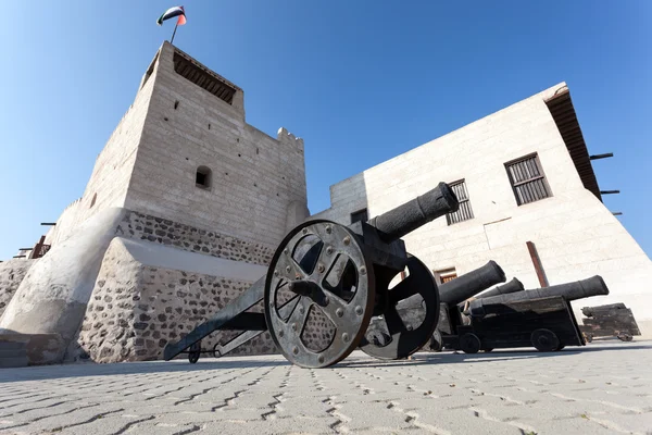 Ras Al Khaimah, Verenigde Arabische Emiraten - 17 Dec: Oude kanonnen bij het museum van Ras al Khaimah. December 17, 2104 in Ras Al Khaimah, Verenigde Arabische Emiraten — Stockfoto