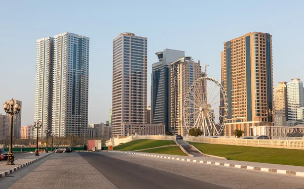 Olho da roda gigante Emirates no cornicho em Sharjah City, Emirados Árabes Unidos — Fotografia de Stock