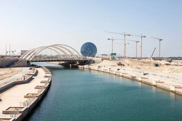 Abu Dhabi - 23 Dec: Al Muneera kanaal met nieuwe bruggen in Abu Dhabi. 23 december 2014 in Abu Dhabi, Verenigde Arabische Emiraten — Stockfoto