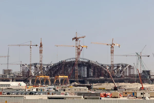 Abu Dhabi - Dec 23: Byggarbetsplats för den nya internationella flygplatsen i Abu Dhabi. 23 december 2014 i Abu Dhabi, Förenade Arabemiraten — Stockfoto