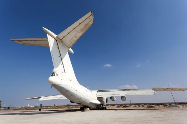МАМ-АЛЬ-КУВЕЙН, ОАЭ - DEC 17: Старый грузовой самолет Ил-76 на старом аэродроме Умм-эль-Кувайн. 17 декабря 2014 года в Умм-эль-Куэйн, ОАЭ — стоковое фото