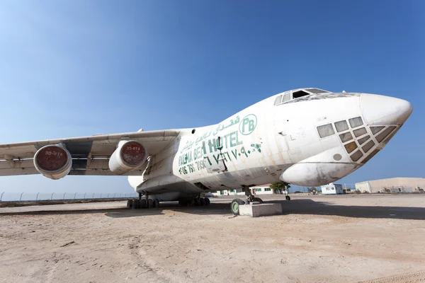 UMM AL QUWAIN, Emirados Árabes Unidos - DEC 17: Velho avião de carga russo Ilyushin IL 76 no antigo aeródromo de Umm Al Quwain. 17 de dezembro de 2014 em Umm Al Quwain, Emirados Árabes Unidos — Fotografia de Stock