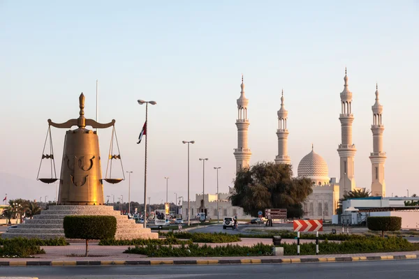 Ras Al Khaimah, Spojené arabské emiráty - 17 prosince: Kruhový objezd se stupnicemi socha spravedlnosti v Ras Al Khaimah. 17. prosince 2014 v Ras Al Khaimah, Spojené arabské emiráty — Stock fotografie