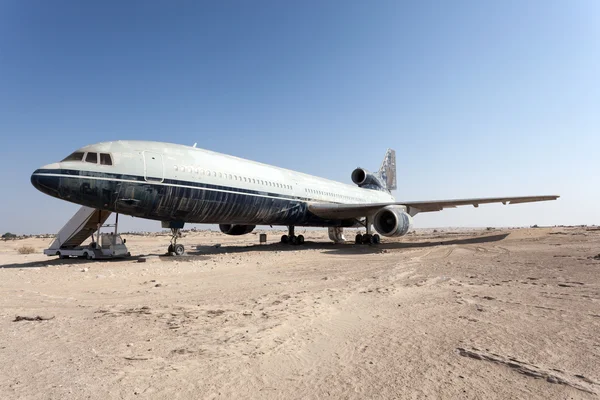 ABU DHABI - DEC 22: Airplane in the desert at the Emirates National Auto Museum in Abu Dhabi. December 22, 2014 in Abu Dhabi, UAE — Stock Photo, Image