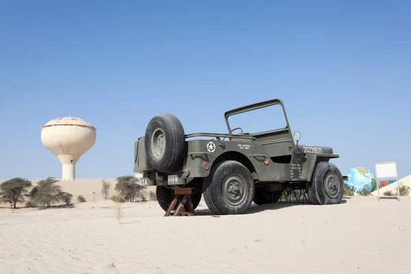 Абу-Дабі - 22 грудня: масштаб 4:1 Jeep Willys в Еміратах Національний музей авто в Абу-Дабі. 22 грудня 2014 року в Абу-Дабі, ОАЕ — стокове фото