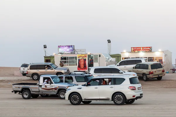 Madinat Zayed, Spojené arabské emiráty - 22. prosince: Emirati lidí ve svých autech na Al Dhafra Camel Festival v Al Gharbíja. 22. prosince 2014 v Madinat Zayed, emirát Abu Dhabi, Spojené arabské emiráty — Stock fotografie