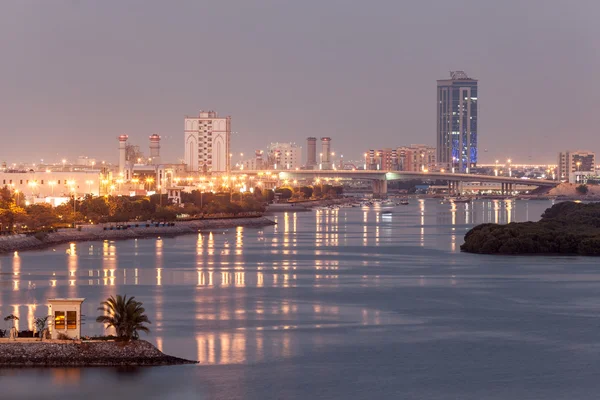 Ras Al Khaimah creek at dusk. Emirate of Ras Al Khaimah, United Arab Emirates — Stock Photo, Image