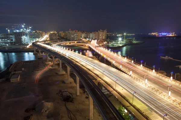 パーム ジュメイラは、夜高速道路。ドバイ、アラブ首長国連邦 — ストック写真