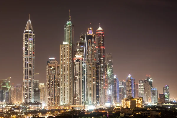 Rascacielos Dubai Marina por la noche. Dubai, Emiratos Árabes Unidos —  Fotos de Stock