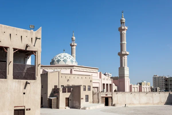 Mesquita no emirado de Ajman, Emirados Árabes Unidos — Fotografia de Stock