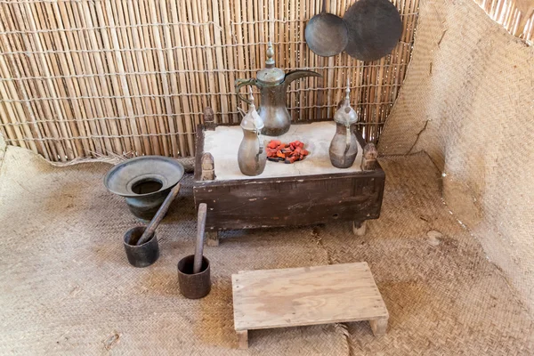 Traditionele koffiepot in een bedouin tent. Midden-Oosten, Verenigde Arabische Emiraten — Stockfoto