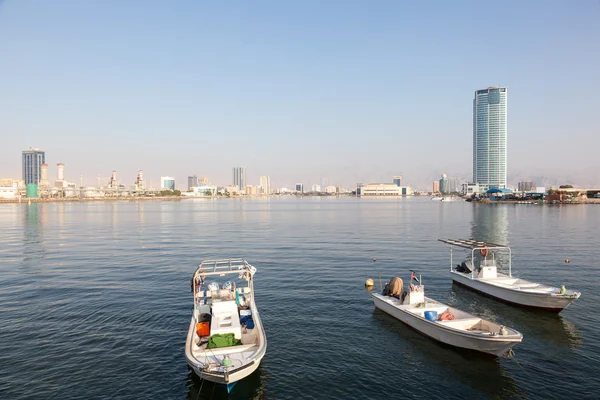 Barcos de pesca no riacho Ras Al Khaimah, Emirados Árabes Unidos — Fotografia de Stock