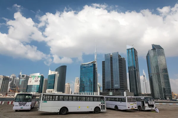Dubai - Dec 18: Munkaügyi buszok a Dubai üzleti-öbölben. December 18, 2014, Dubai, Egyesült Arab Emírségek — Stock Fotó