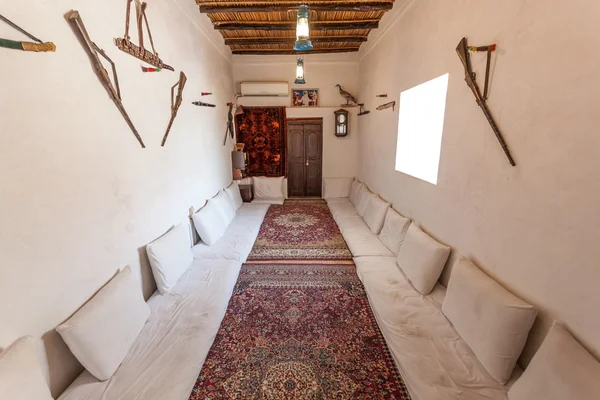 AJMAN, Emirati Arabi Uniti - DEC 17: Sala beduina tradizionale nel museo di Ajman. 17 dicembre 2014 in Ajaman, Emirati Arabi Uniti — Foto Stock