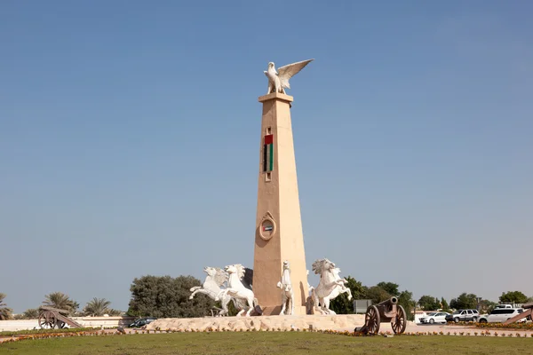 AJMAN, Emirados Árabes Unidos - DEC 17: Estátua com falcão e cavalos na rotunda de Al Salama em Umm Al Quwain. 17 de dezembro de 2014 em Umm Al Quwain, Emirados Árabes Unidos — Fotografia de Stock