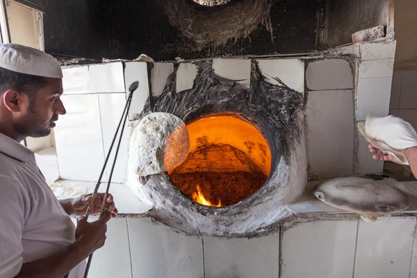 АДЖМАН, УАЭ - DEC 17: Традиционная пекарня в Эймане. 17 декабря 2014 года в Аджмане, Объединенные Арабские Эмираты — стоковое фото