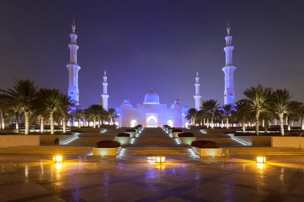 Schejk Zayed-moskén i Abu Dhabi upplyst på natten — Stockfoto