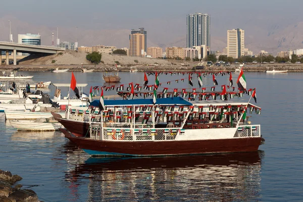 Barcos no riacho em Ras Al Khaimah, Emirados Árabes Unidos — Fotografia de Stock