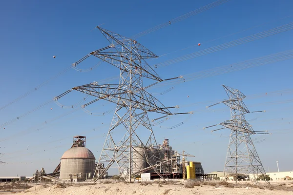 ジェベル ・ アリ, ドバイ, アラブ首長国連邦の高電圧電源 — ストック写真