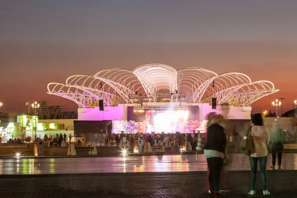 Дубаї, ОАЕ - 18 грудня: Етап в глобальній селі в Дубаї, освітлені вночі. 18 грудня 2014 року у Дубаї, Об'єднані Арабські Емірати — стокове фото