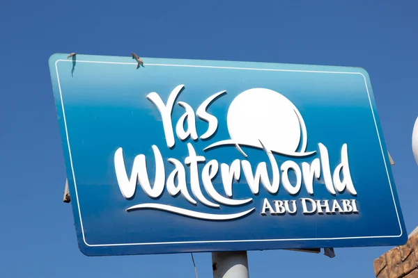 ABU DHABI - DEC 18: Yas Waterworld Adusement Park advertisement sign in Abu Dhabi. 18 декабря 2014 года в Абу-Даби, ОАЭ — стоковое фото