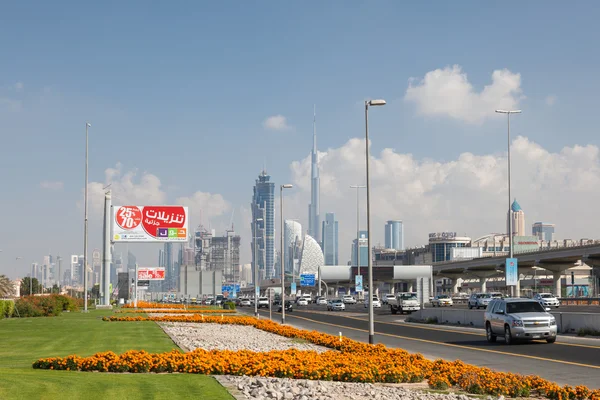 DUBAI, Emiratos Árabes Unidos - DIC 18: Sheikh Zayed Road en la ciudad de Dubai. 18 de diciembre de 2014 en Dubai, Emiratos Árabes Unidos — Foto de Stock