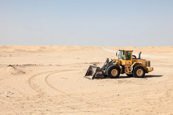 Compacte wiellader in de woestijn — Stockfoto