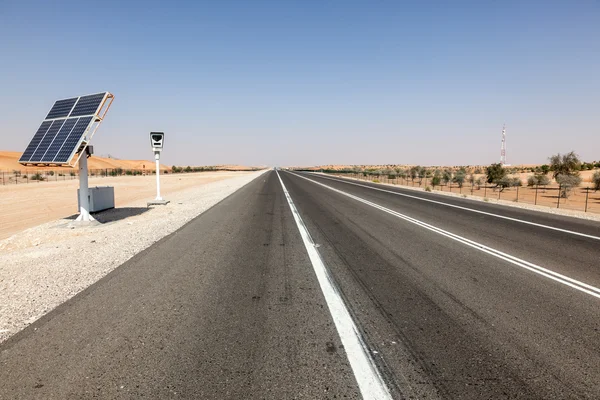 Câmera de controle de velocidade alimentada por energia solar na rodovia em Abu Dhabi, Emirados Árabes Unidos — Fotografia de Stock