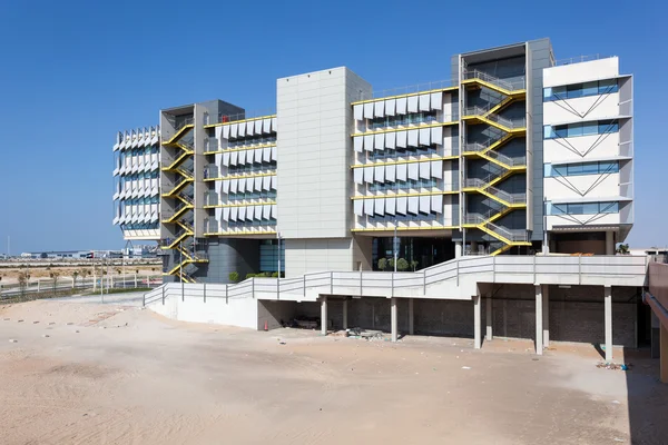 ABU DHABI - DEC 23: Vista del Instituto Masdar de Ciencia y Tecnología, Abu Dhabi. 23 de diciembre de 2014 en Abu Dhabi, Emiratos Árabes Unidos — Foto de Stock