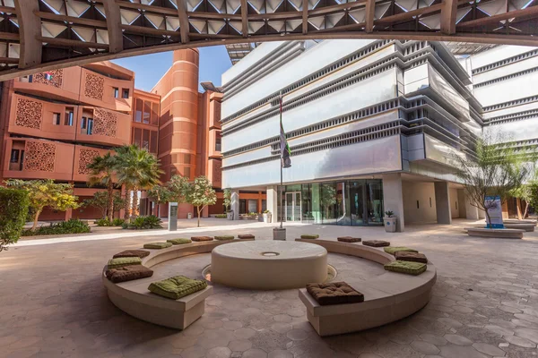 ABU DHABI - DEC 23: Vista do Instituto Masdar de Ciência e Tecnologia, Abu Dhabi. 23 de dezembro de 2014 em Abu Dhabi, Emirados Árabes Unidos — Fotografia de Stock