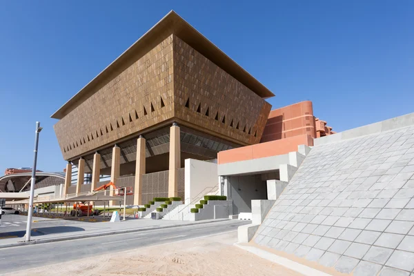 ABU DHABI - DEC 23: Vista del Instituto Masdar de Ciencia y Tecnología, Abu Dhabi. 23 de diciembre de 2014 en Abu Dhabi, Emiratos Árabes Unidos — Foto de Stock