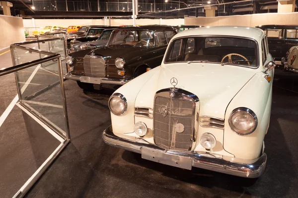 ABU DHABI - DEC 22: Koleksi Mobil di Museum Mobil Nasional Emirat di Abu Dhabi. 22 Desember 2014 di Abu Dhabi, UEA — Stok Foto