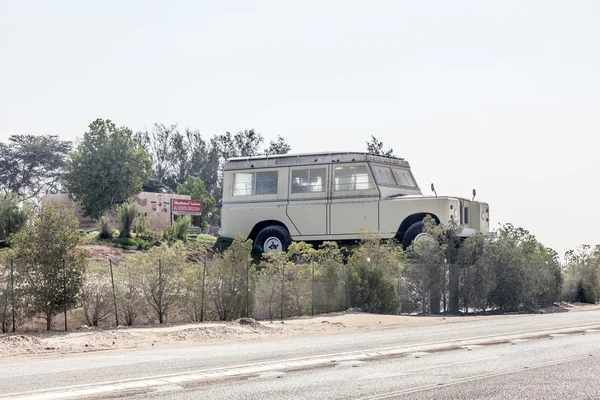 ABU DHABI - DIC 22: Réplica gigante de Land Rover en el Emirates National Auto Museum en Abu Dhabi. 22 de diciembre de 2014 en Abu Dhabi, EAU —  Fotos de Stock