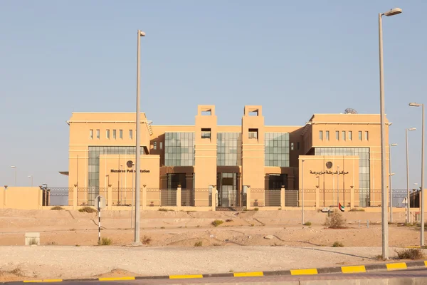 MUZAIREA, EAU - DEC 22: Clădirea secției de poliție Muzairea din zona Liwa Oasis, Abu Dhabi. 22 decembrie 2014 în Abu Dhabi, Emiratele Arabe Unite — Fotografie, imagine de stoc