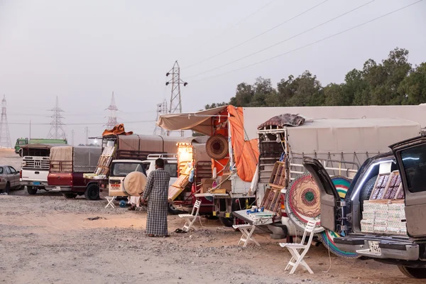 MADINAT ZAYED, ОАЭ - DEC 22: Street Market at Al Dhafra Camel Festival in Al Gharbia. 22 декабря 2014 года в Мадинат-Заид, Эмират Абу-Даби, ОАЭ — стоковое фото