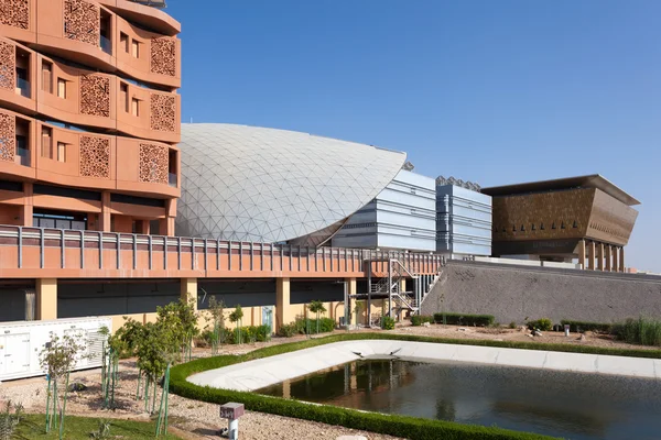 Abú Dhabí - Dec 23: Pohled Masdar ústavu vědy a techniky, Abú Dhabí. 23. prosince 2014 v Abu Dhabi, Spojené arabské emiráty — Stock fotografie