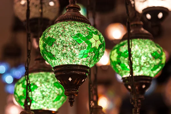 Lámparas orientales artesanales tradicionales en venta en Dubai, Emiratos Árabes Unidos — Foto de Stock