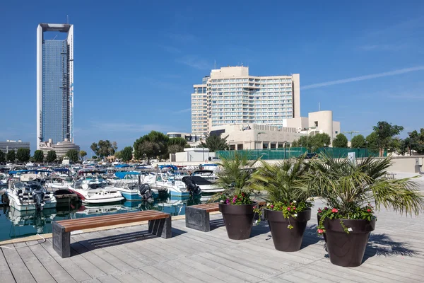 Promenade à la Marina d'Abu Dhabi, Émirats arabes unis — Photo