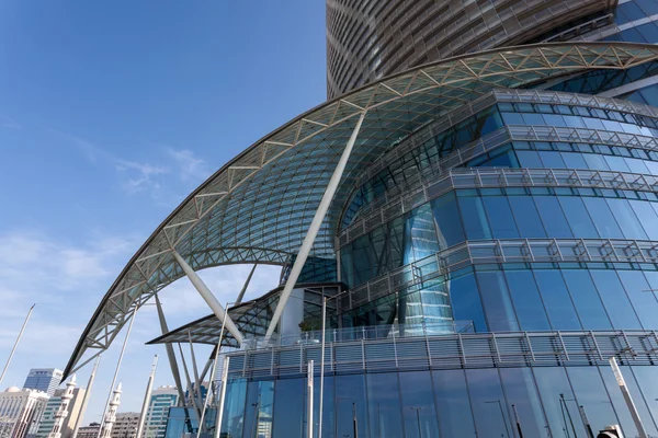 Abu dhabi - 21. Dezember: das Wahrzeichen - ein postmoderner superhoher Wolkenkratzer in abu dhabi. 21. Dezember 2014 in abu dhabi, vereinigte arabische Emirate — Stockfoto
